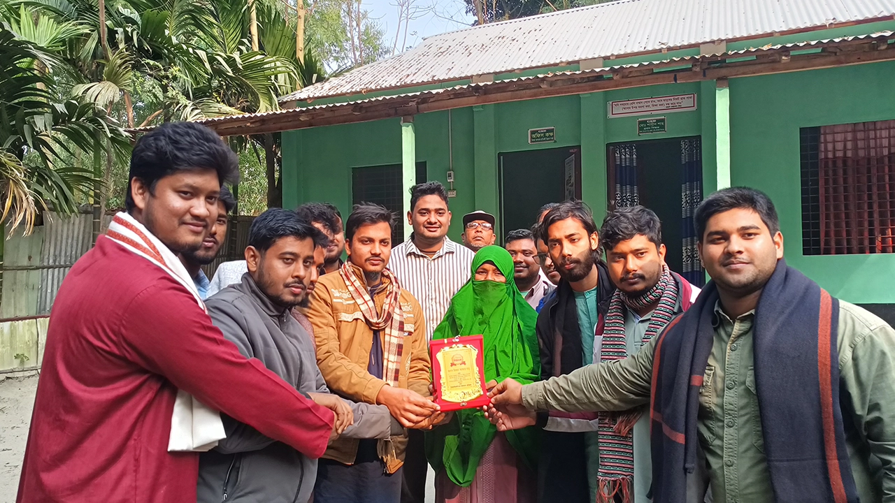 বিশ্বের ১০০ প্রভাবশালী নারীর মধ্যে কুড়িগ্রামের রিক্তা আক্তার বানু স্থান পাওয়ায় বৈষম্যবিরোধী ছাত্র আন্দোলনের কুড়িগ্রাম জেলা শাখার পক্ষ থেকে সংবর্ধনা। ছবি : কালবেলা