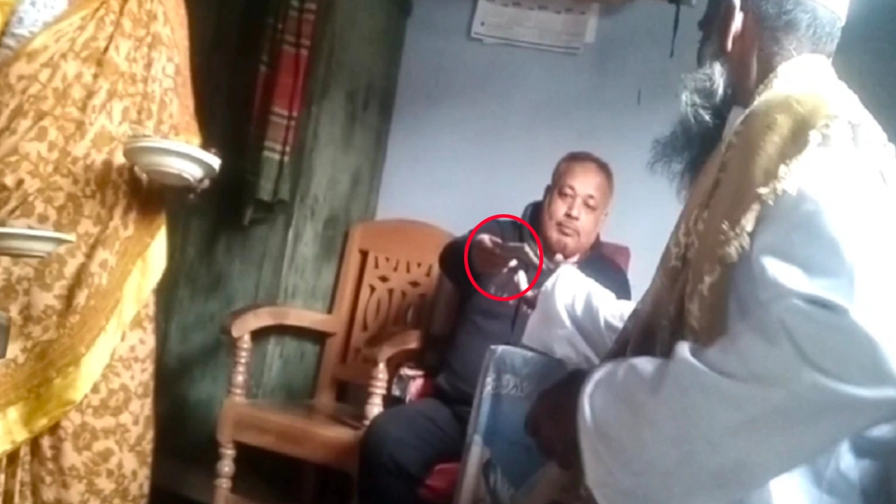 ঘুষের টাকা ফেরত দেন ভূমি অফিস সহকারী কর্মকর্তা। ছবি : সংগৃহীত
