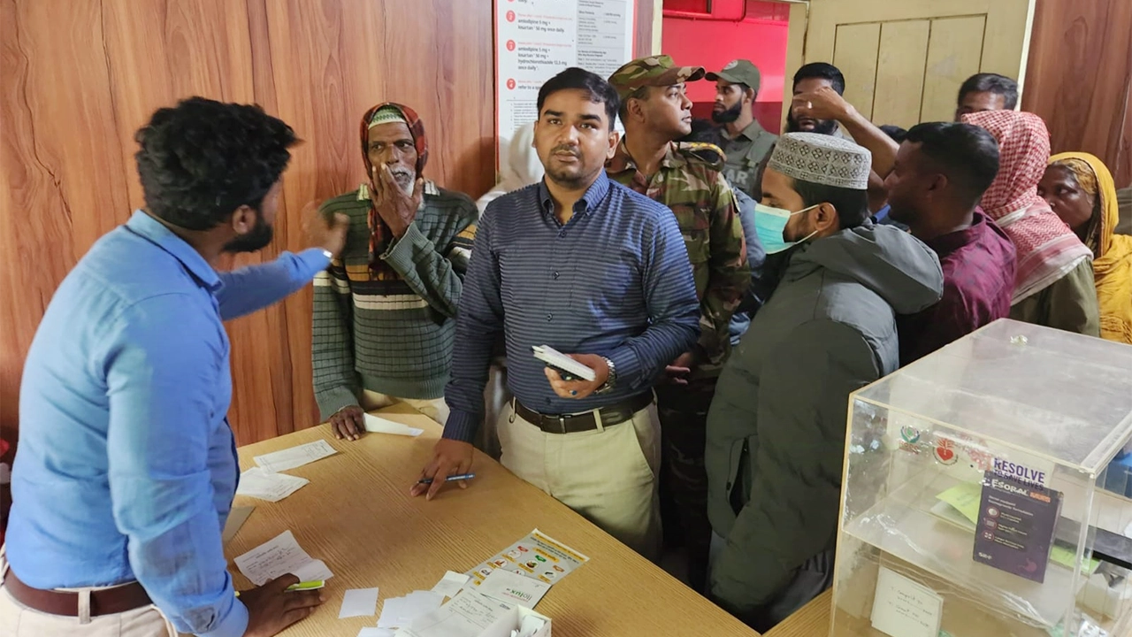 হাসপাতাল পরিদর্শনে ইটনা উপজেলা নির্বাহী কর্মকর্তা আবু বকর সিদ্দিক। ছবি : কালবেলা