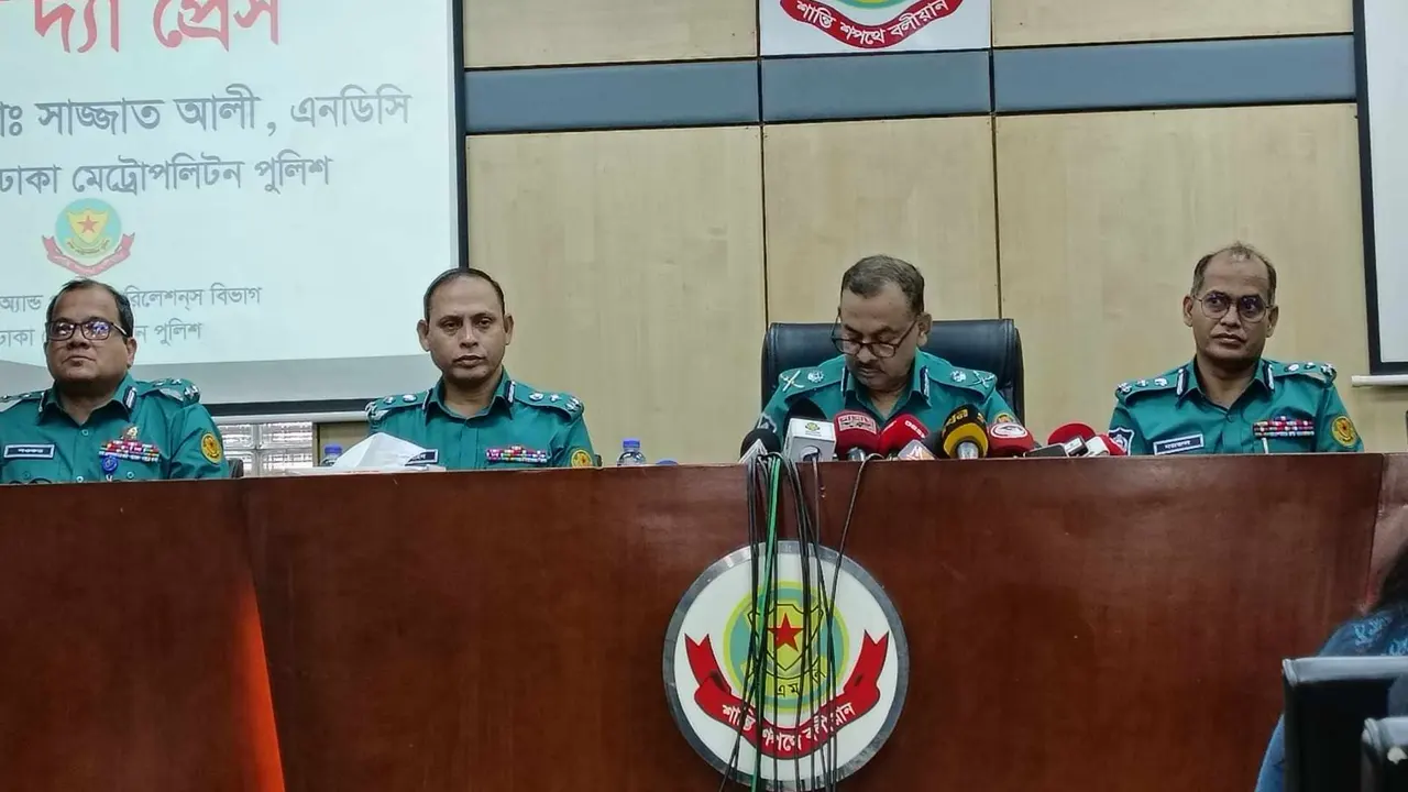 রাজধানীর মিন্টো রোডে ডিএমপির মিডিয়া সেন্টারে মিট দ্য প্রেসে ডিএমপি কমিশনার । ছবি : কালবেলা