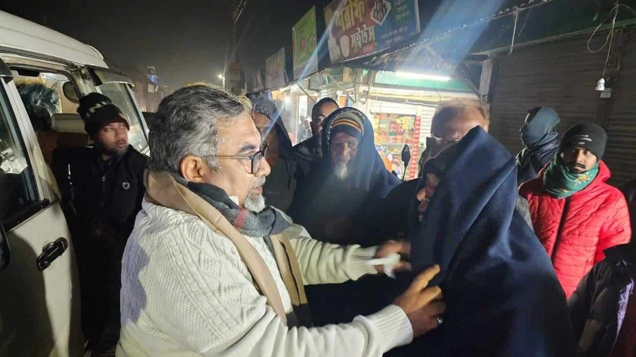 শীতবস্ত্র বিতরণ করছেন সৈয়দ এমরান সালেহ প্রিন্স। ছবি : কালবেলা