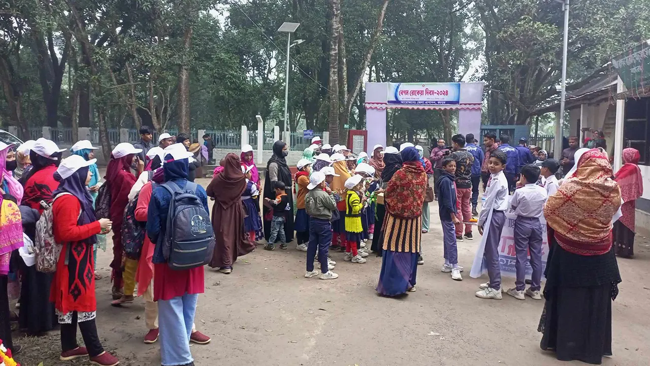 রোকেয়া দিবস পালনে অপেক্ষারত শিক্ষার্থীরা। ছবি : কালবেলা