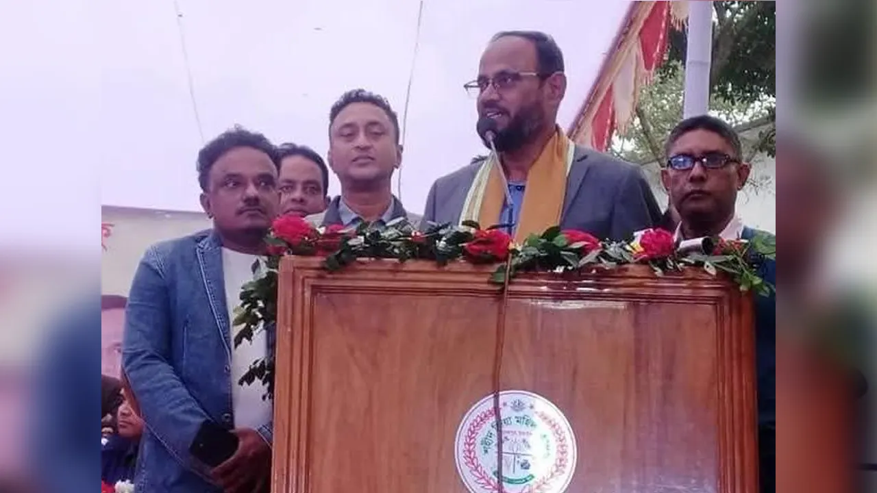 টাঙ্গাইলের ভুয়াপুর শহীদ জিয়া মহিলা কলেজে নবীন বরণ অনুষ্ঠানে কথা বলেন সুলতান সালাউদ্দিন টুকু। ছবি : কালবেলা