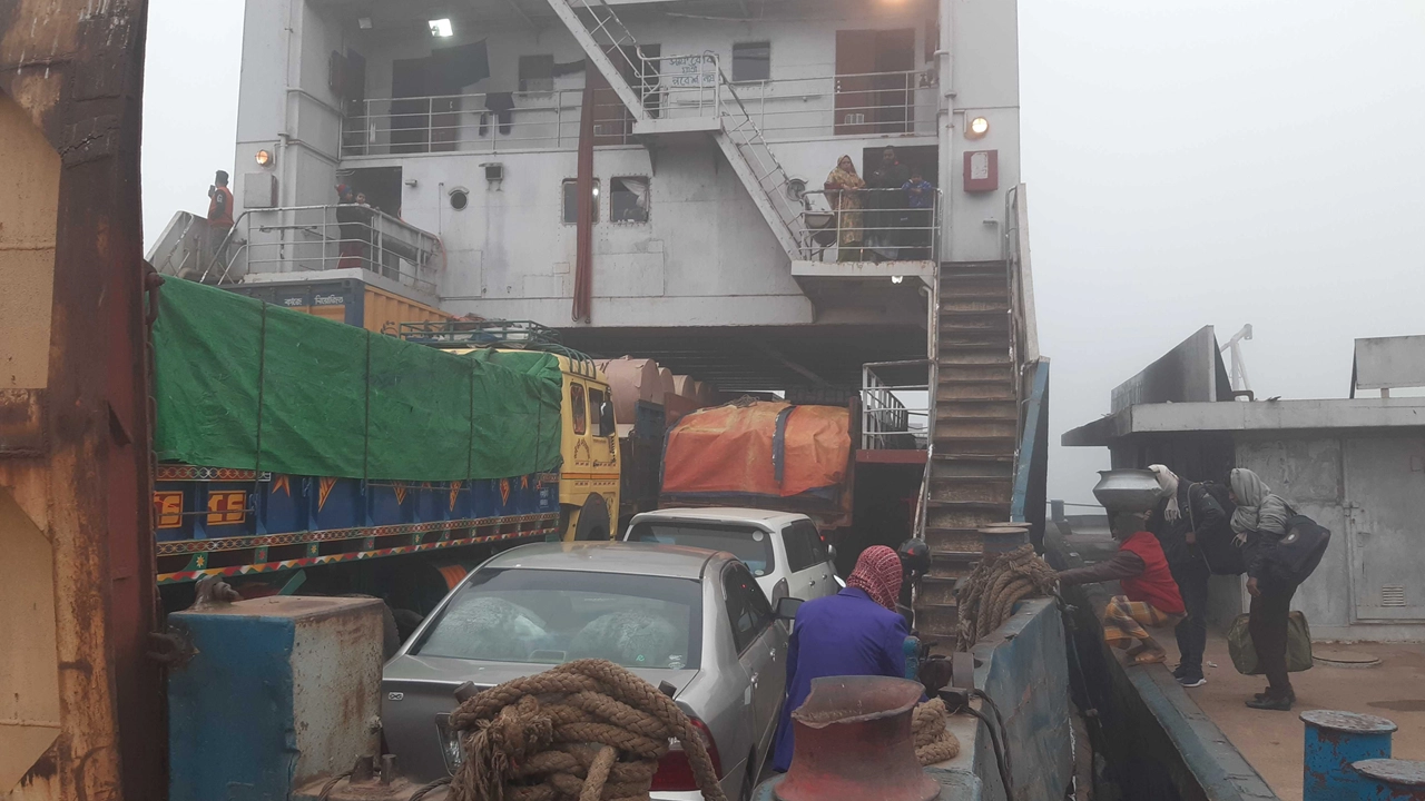 ঘন কুয়াশার কারণে বন্ধ রয়েছে দৌলতদিয়া-পাটুরিয়ায় ফেরি চলাচল। ছবি : সংগৃহীত