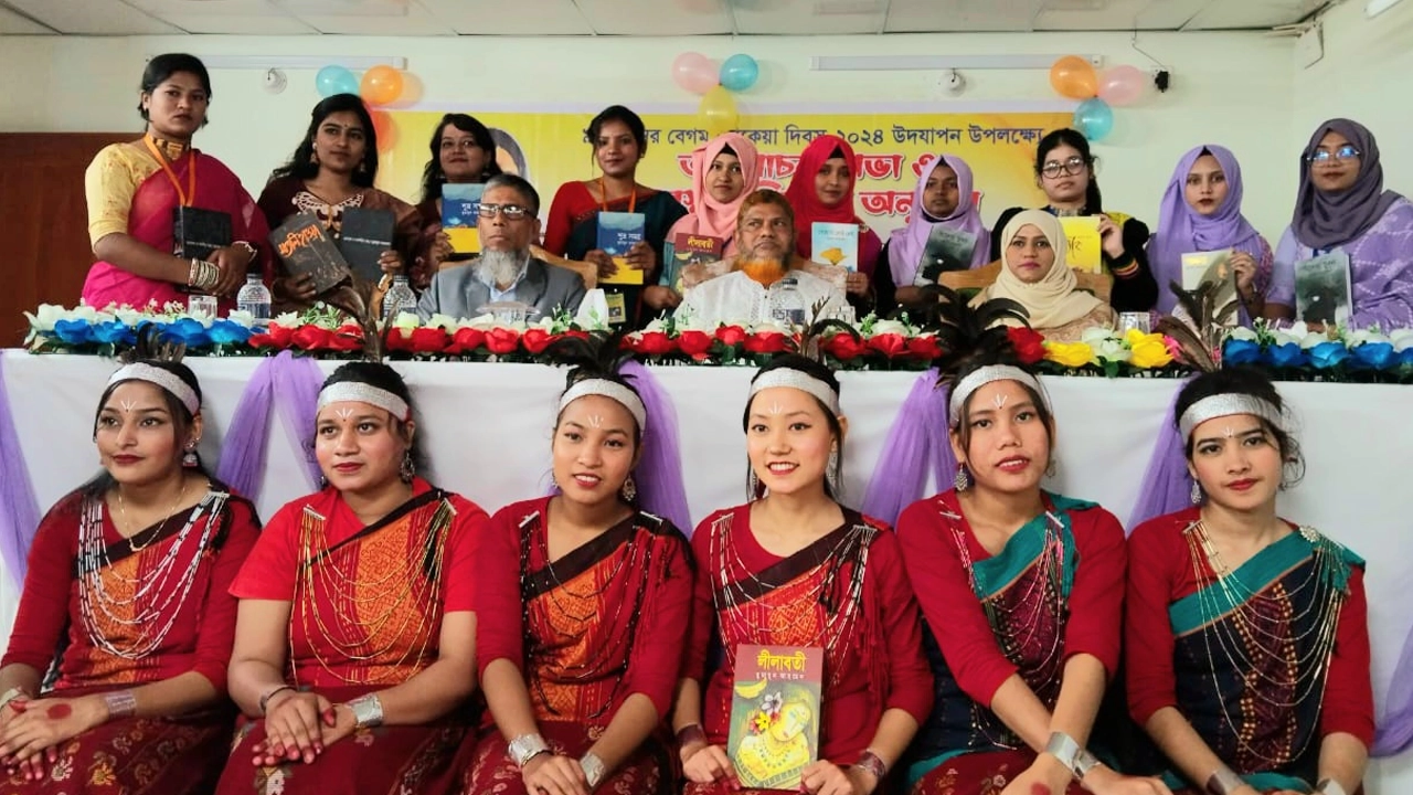প্রশিক্ষণ সেন্টারের দক্ষ প্রশিক্ষণার্থীদের মধ্যে পুরস্কার বিতরণ করেন অতিথিরা। ছবি : কালবেলা