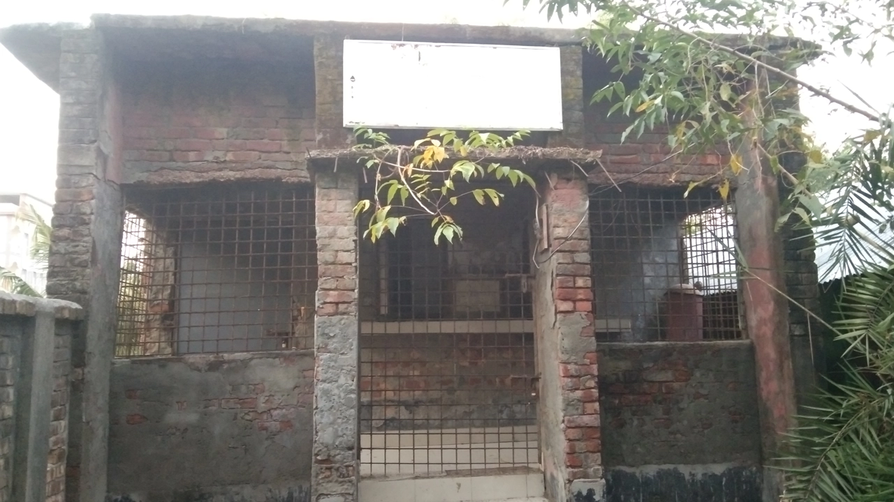 কয়রা উপজেলার ৪ নম্বর কয়রা এলাকার জরাজীর্ণ ডাকঘর। ছবি : কালবেলা