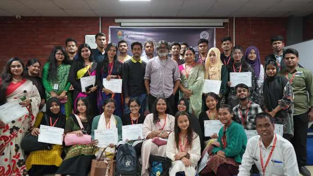 গিয়াসউদ্দিন সেলিমের সঙ্গে ফটোসেশনে শিক্ষার্থীরা। ছবি : সংগৃহীত