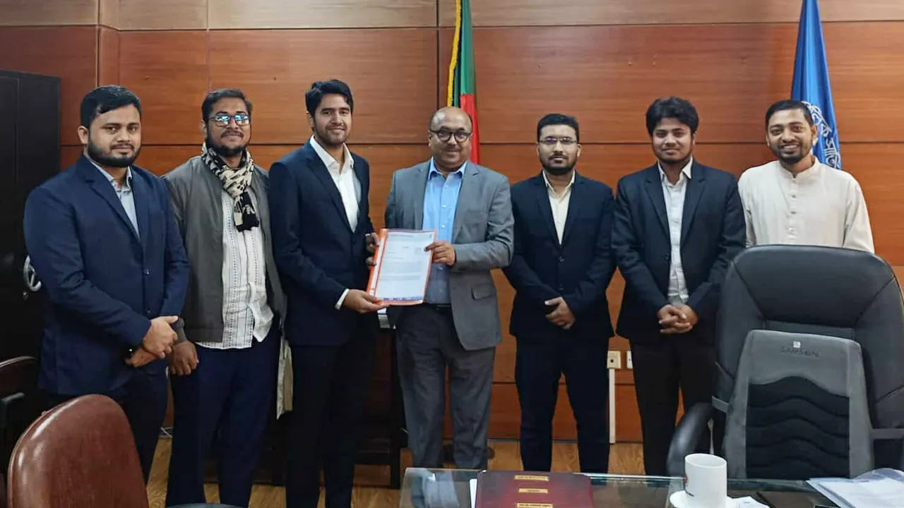 ছাত্রশিবিরের একটি প্রতিনিধি দল পিএসসি চেয়ারম্যানের হাতে একটি স্মারকলিপি তুলে দেন। ছবি : সংগৃহীত