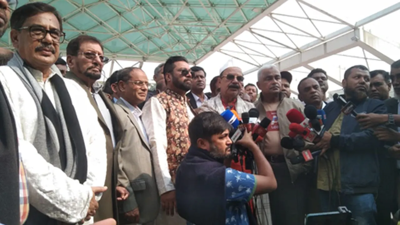 জিয়াউর রহমানের মাজারে শ্রদ্ধা নিবেদন শেষে সাংবাদিকদের সঙ্গে কথা বলছেন গয়েশ্বর রায়। ছবি : কালবেলা