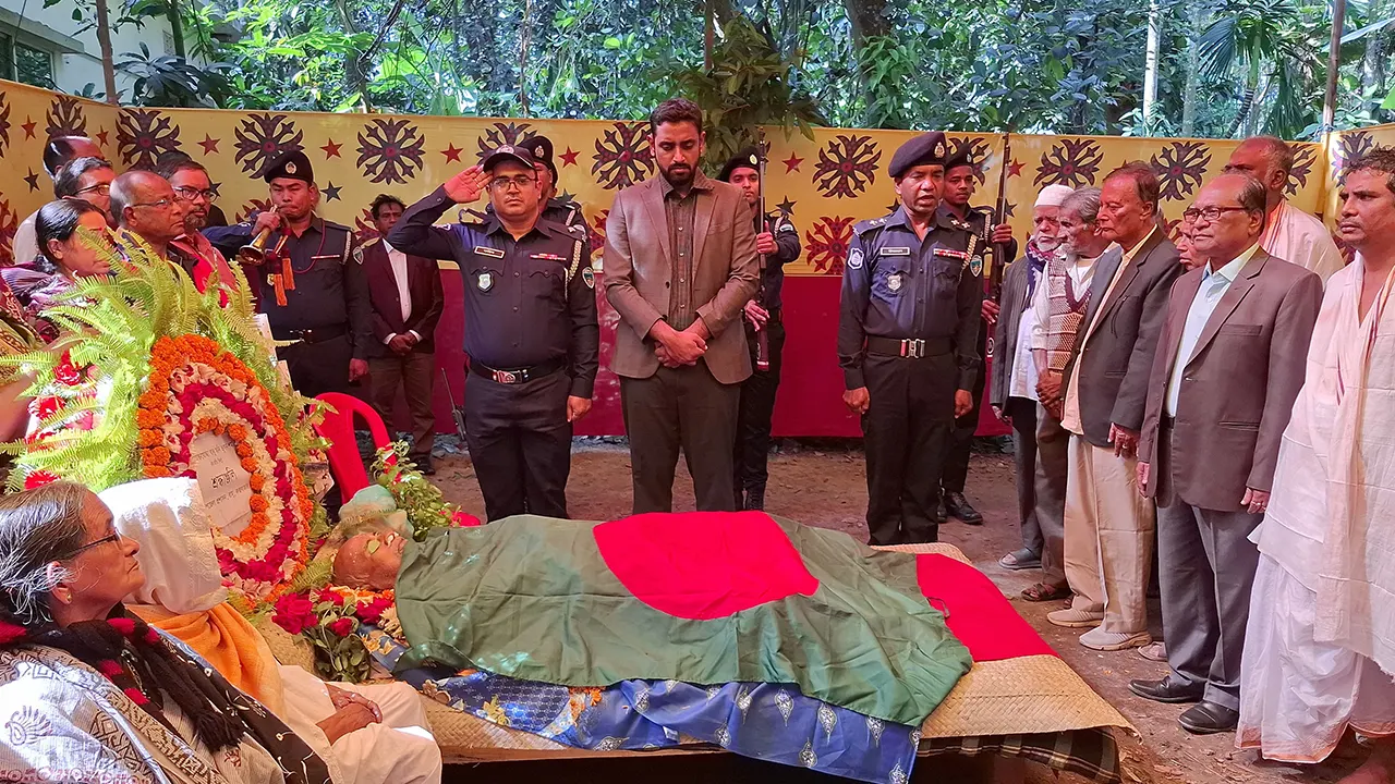 জাতীয় দৈনিক কালবেলা সম্পাদকের কাকা বীর মুক্তিযোদ্ধা ফনি ভূষণ শর্মার শেষকৃত্য রাষ্ট্রীয় মর্যাদায় সম্পন্ন। ছবি : কালবেলা