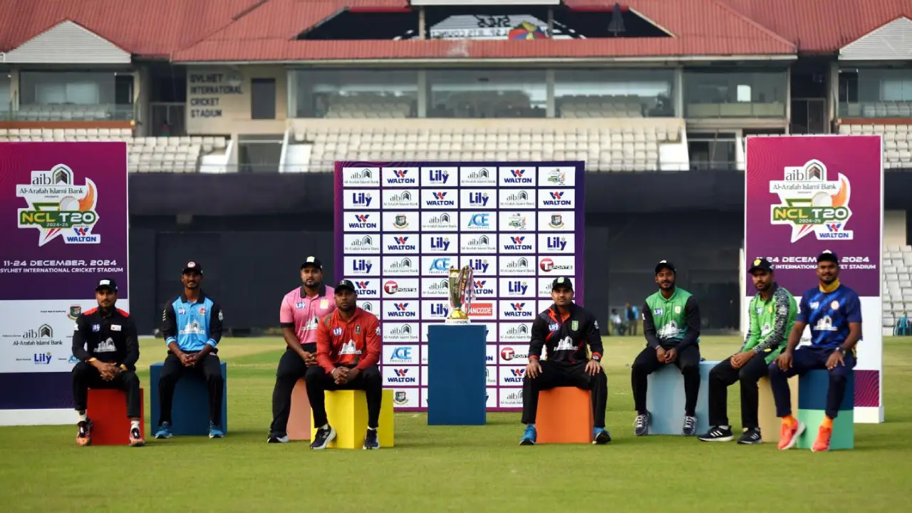 এনসিএলের ট্রফিরি সাথে সকল দলের অধিনায়ক । ছবি : সংগৃহীত