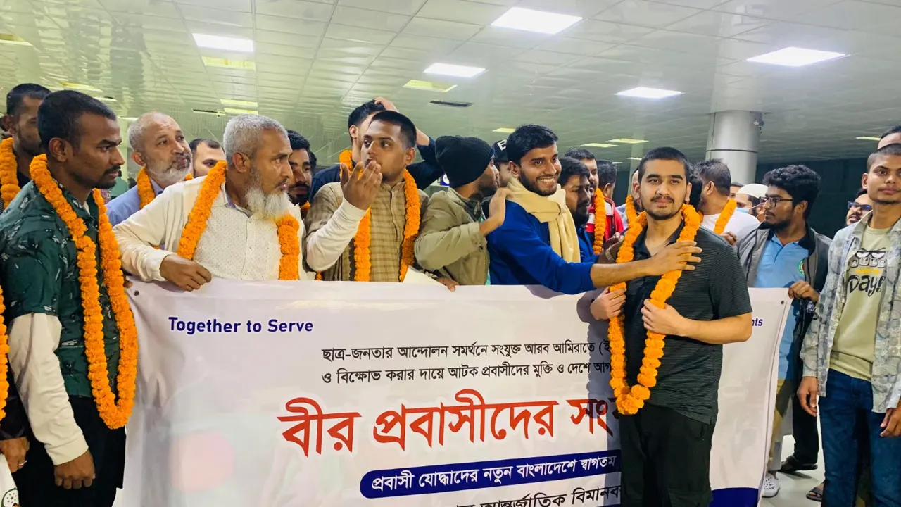 শাহজালাল বিমানবন্দরে আমিরাত থেকে ফিরে আসা বাংলাদেশিদের সংবর্ধনা দেয় বাংলাদেশ প্রবাসী নেটওয়ার্ক। ছবি : সংগৃহীত
