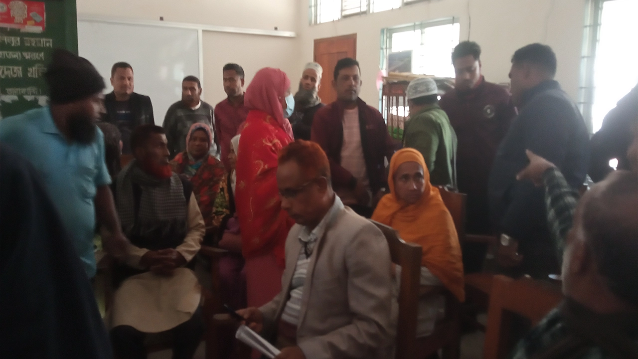 বহিরাগতদের এনে শিক্ষার্থীদের মারধর। ছবি : কালবেলা