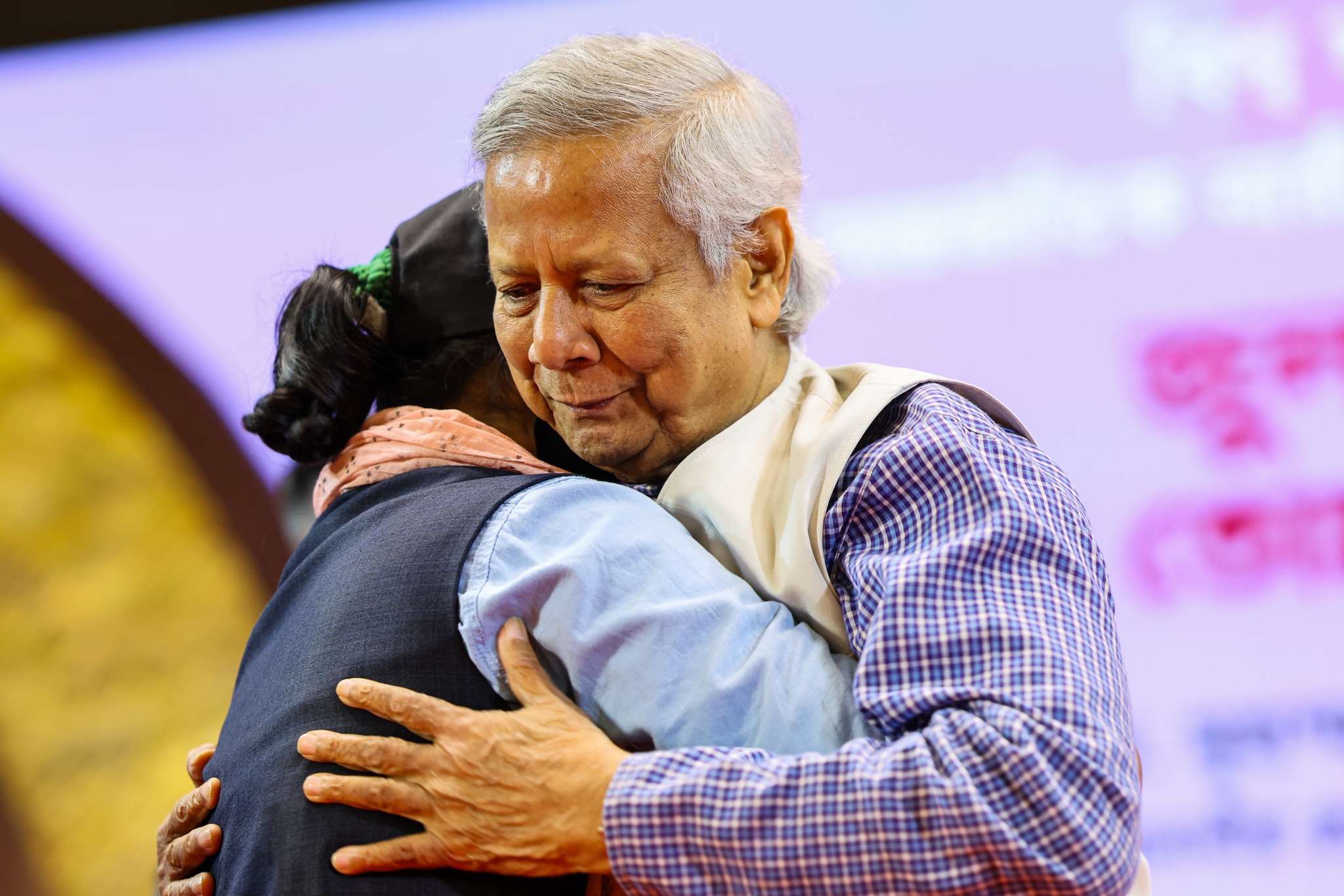 গণঅভ্যুত্থানের বিপ্লবী কন্যাদের কথা শুনলেন প্রধান উপদেষ্টা