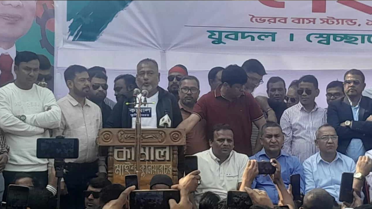 কিশোরগঞ্জের ভৈরব মোড়ে লং মার্চের পথসভায় বক্তব্য দেন স্বেচ্ছাসেবক দলের সভাপতি এস এম জিলানী। ছবি : কালবেলা