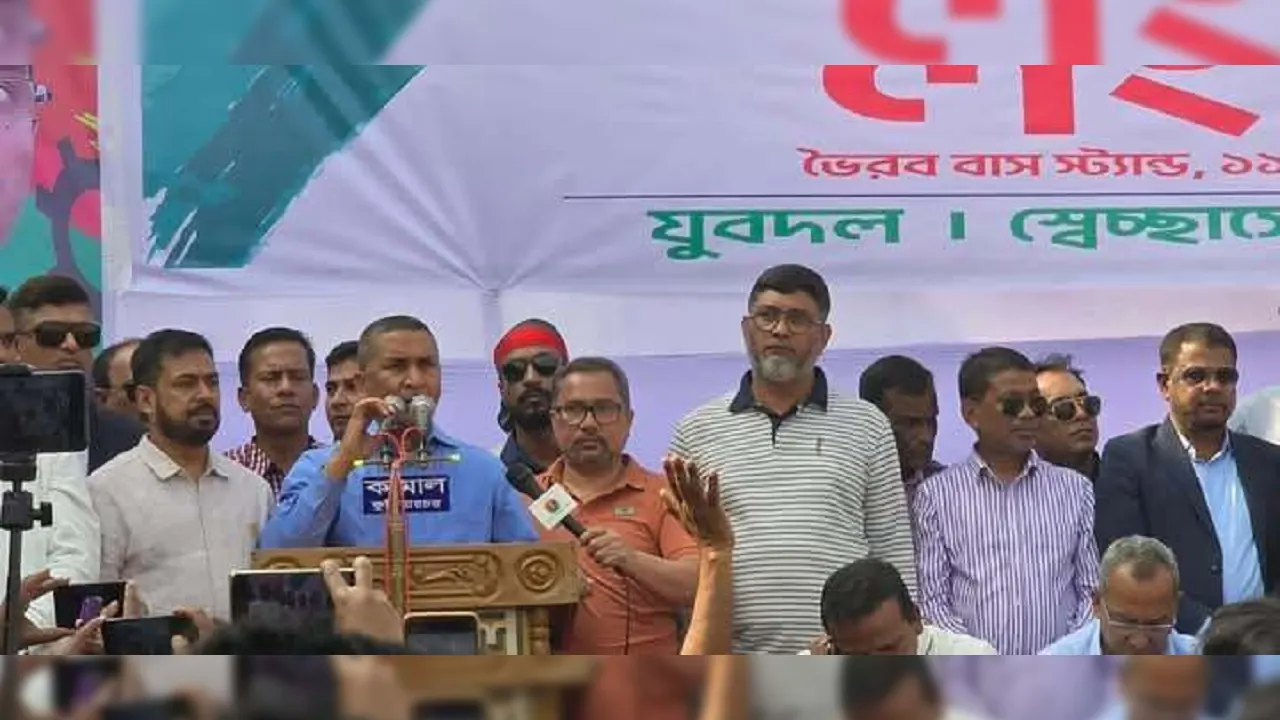 কিশোরগঞ্জের ভৈরব মোড়ে লংমার্চের পথসভায় বক্তব্য দিচ্ছেন নুরুল ইসলাম নয়ন। ছবি : কালবেলা