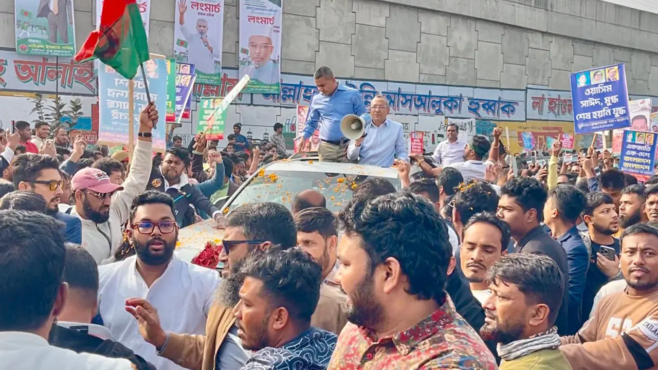 লংমার্চ সফল করতে নারায়ণগঞ্জে যুবদল, ছাত্রদল ও স্বেচ্ছাসেবক দলের নেতাকর্মীদের ঢল। ছবি : কালবেলা