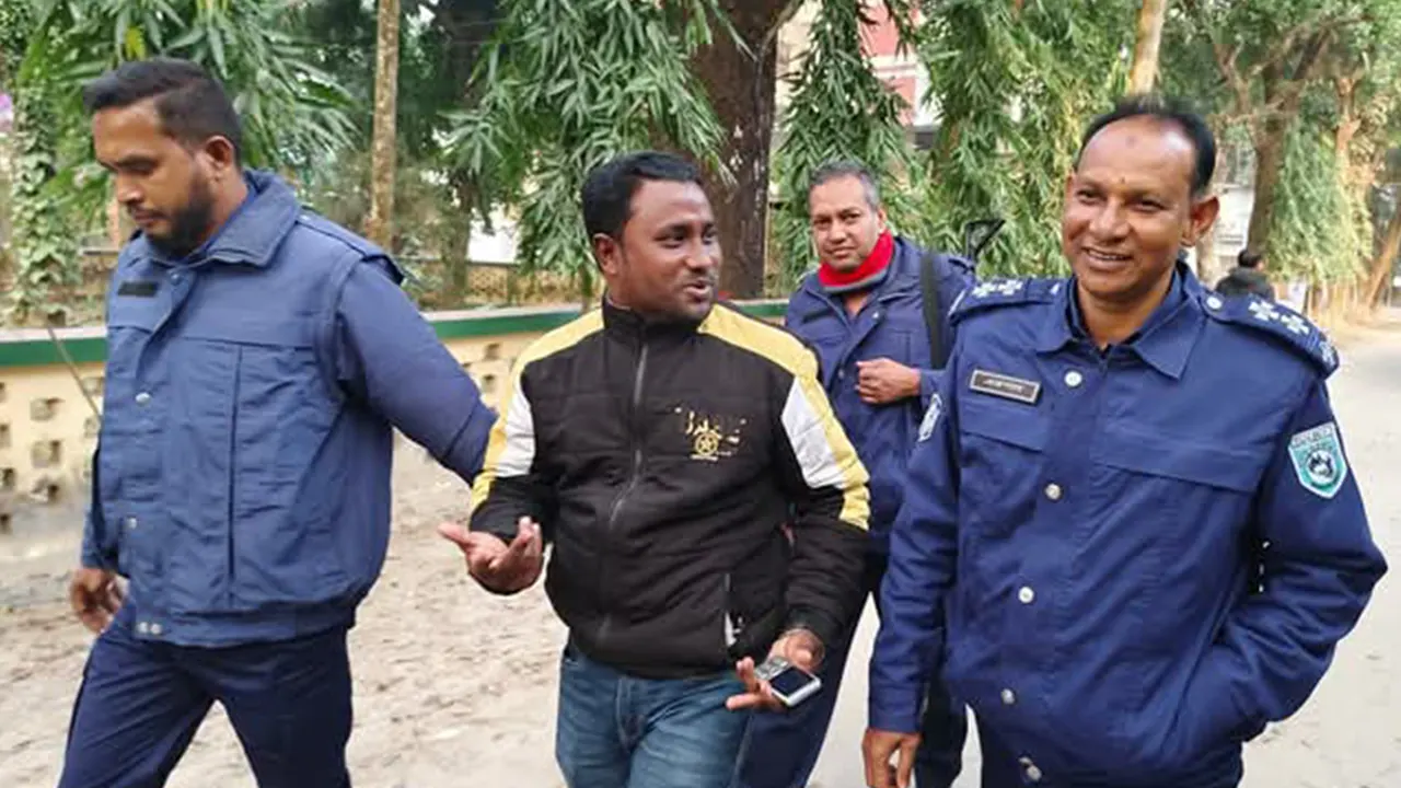 ছাত্রলীগ নেতা মাহাবুব কামাল খান সুজনকে গ্রেপ্তার করে নিয়ে যাচ্ছে পুলিশ। ছবি : কালবেলা