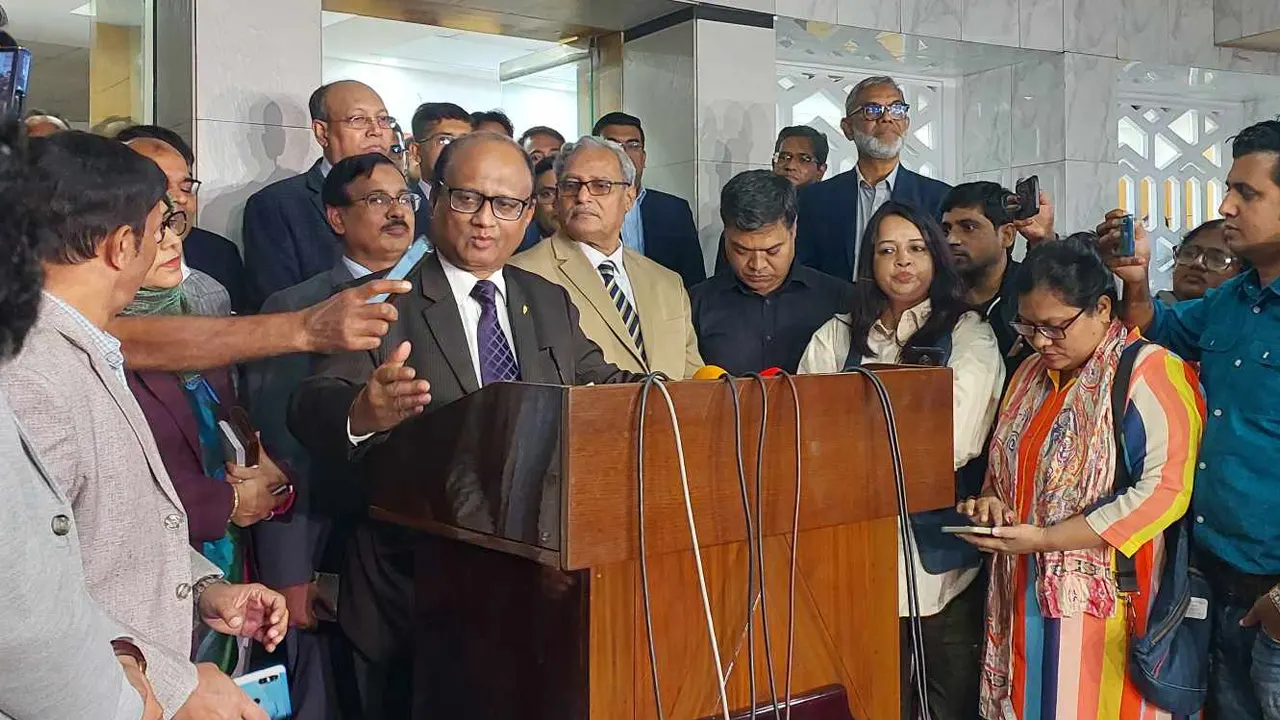বক্তব্য রাখেন দুদক চেয়ারম্যান ড. মোহাম্মদ আবদুল মোমেন। ছবি : কালবেলা
