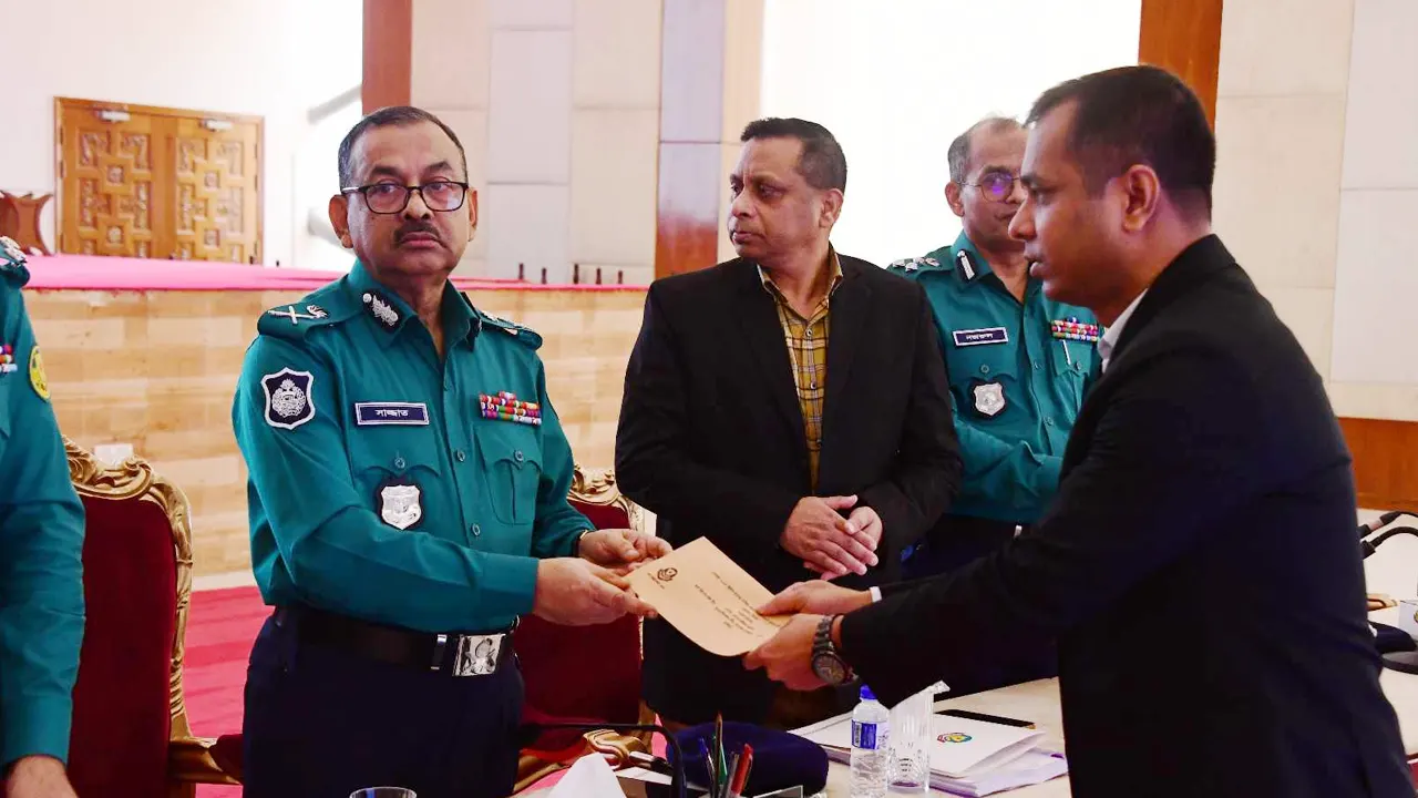 এক কর্মকর্তার হাতে পুরস্কার তুলে দেন ডিএমপি কমিশনার শেখ মো. সাজ্জাত আলী।
