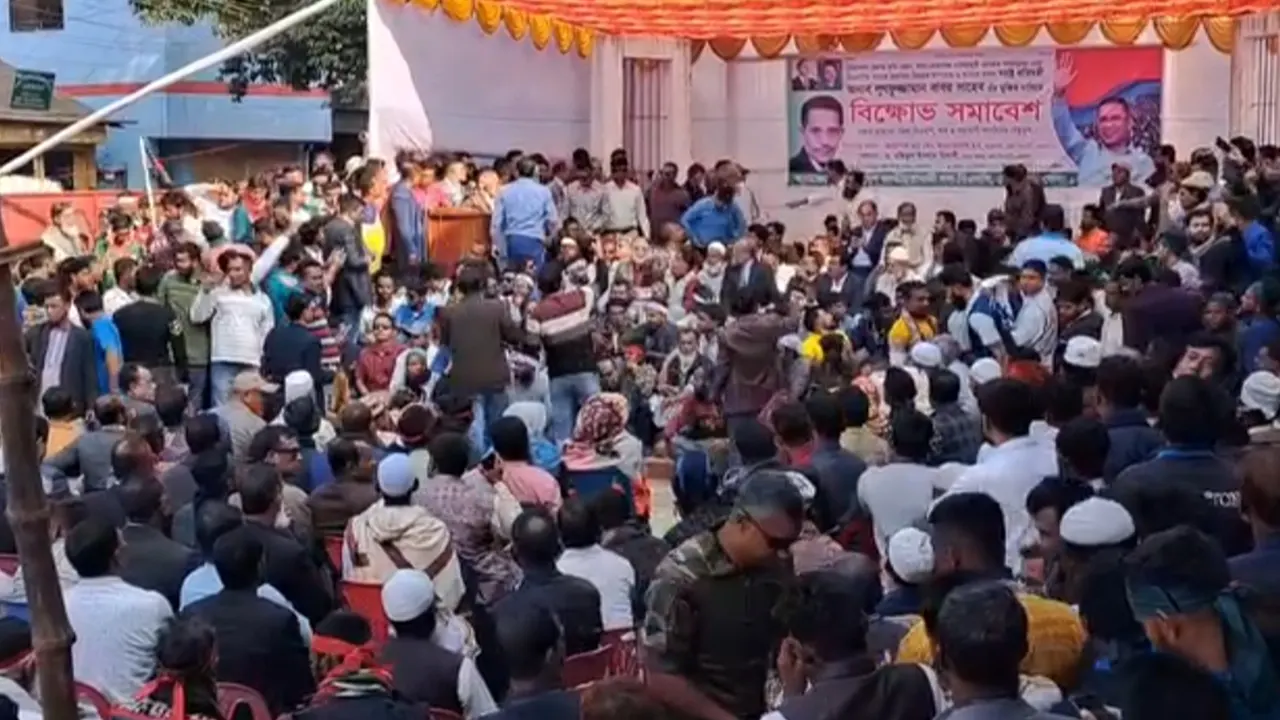 সাবেক স্বরাষ্ট্র প্রতিমন্ত্রী লুৎফুজ্জামান বাবরের নিঃশর্ত মুক্তির দাবিতে নেত্রকোনায় বিক্ষোভ সমাবেশ। ছবি : কালবেলা