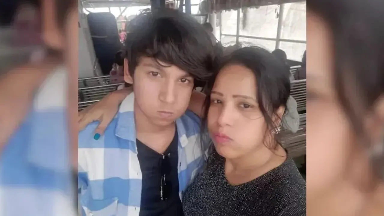 অভিনেত্রী স্বপ্নার সঙ্গে তার ছেলে সাগর। ছবি : সংগৃহীত