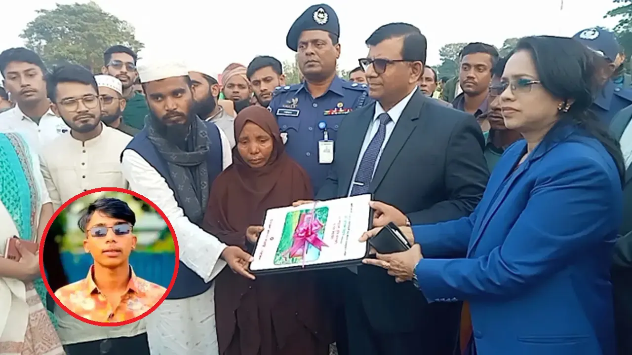আন্দোলনে নিহত রাসেলের মা কুলসুমা আক্তারের হাতে জমির দলিল হস্তান্তর করা হয়। ছবি : কালবেলা