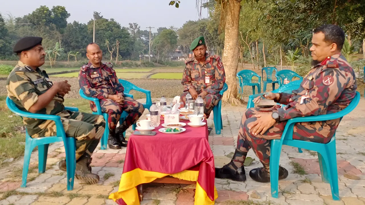 চুয়াডাঙ্গার দর্শনা সীমান্তে বিজিবি-বিএসএফ ব্যাটালিয়ন কমান্ডার পর্যায়ে অনুষ্ঠিত সৌজন্য বৈঠক। ছবি : কালবেলা