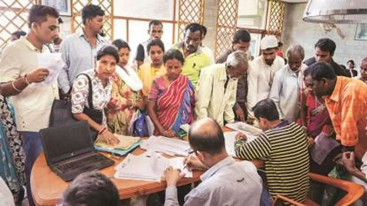 জালিয়াতির মাধ্যমে ভারতীয়দের মতো কাগজপত্র তৈরির চেষ্টা করছেন অনেক বাংলাদেশি। ছবি : সংগৃহীত