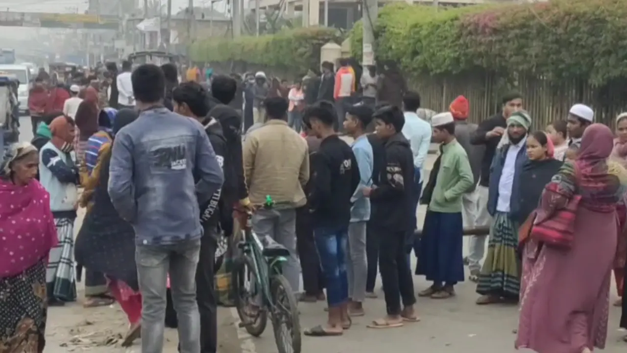 ঘটনাস্থলে মরদেহ দেখতে স্থানীয়রা। ছবি : কালবেলা