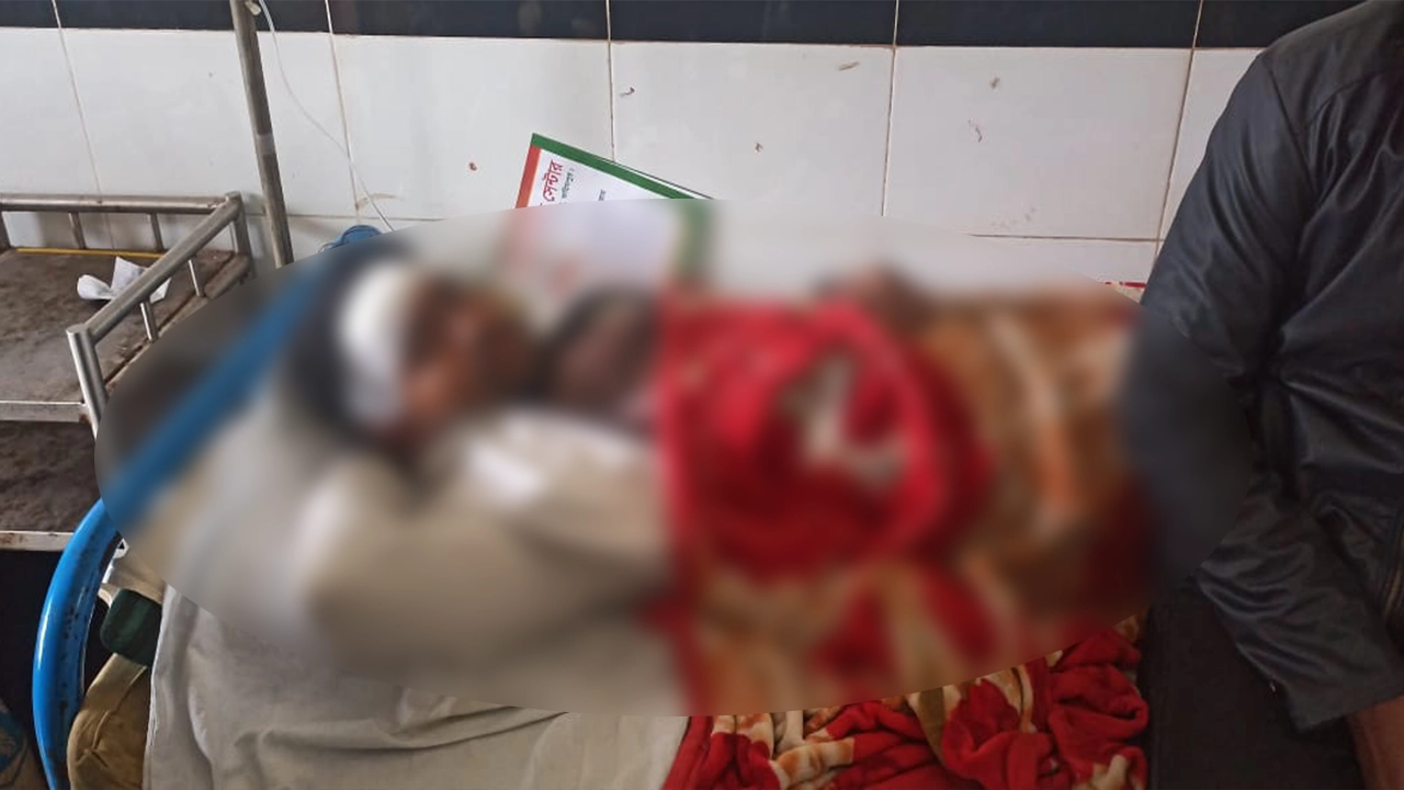 ফরিদপুরের ভাঙ্গা উপজেলায় দুই গ্রামবাসীর মধ্যে সংঘর্ষে হাসপাতালে আহত একজন। ছবি : কালবেলা