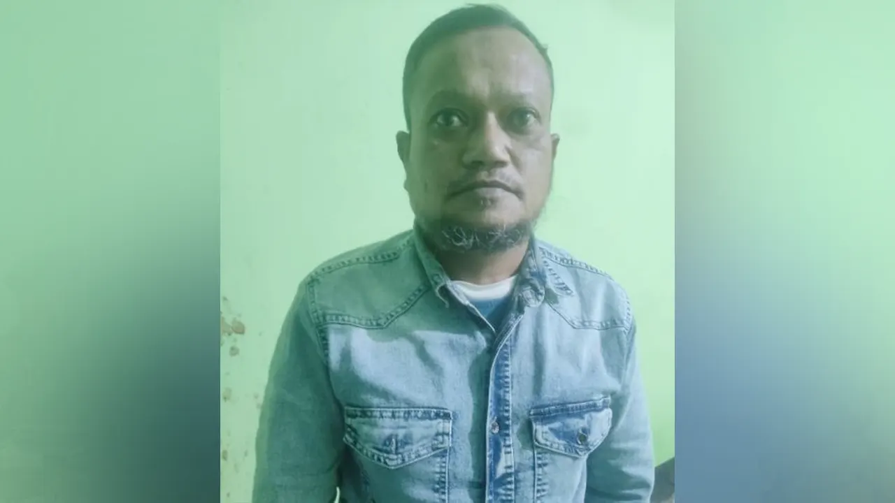 গ্রেপ্তারকৃত সেচ্ছাসেবক লীগ নেতা মেহেদি হাসান। ছবি : কালবেলা