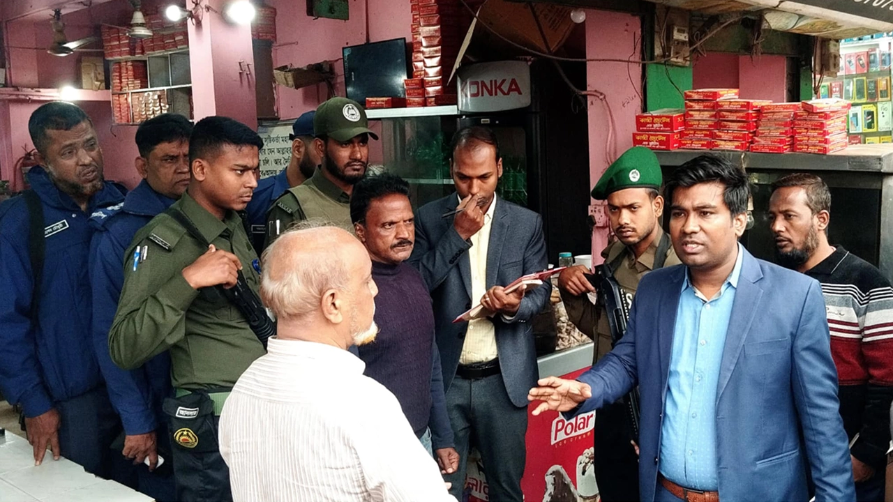 লক্ষ্মীপুরের রামগঞ্জে খাবার হোটেলে ভ্রাম্যমাণ আদালতের অভিযান। ছবি : কালবেলা