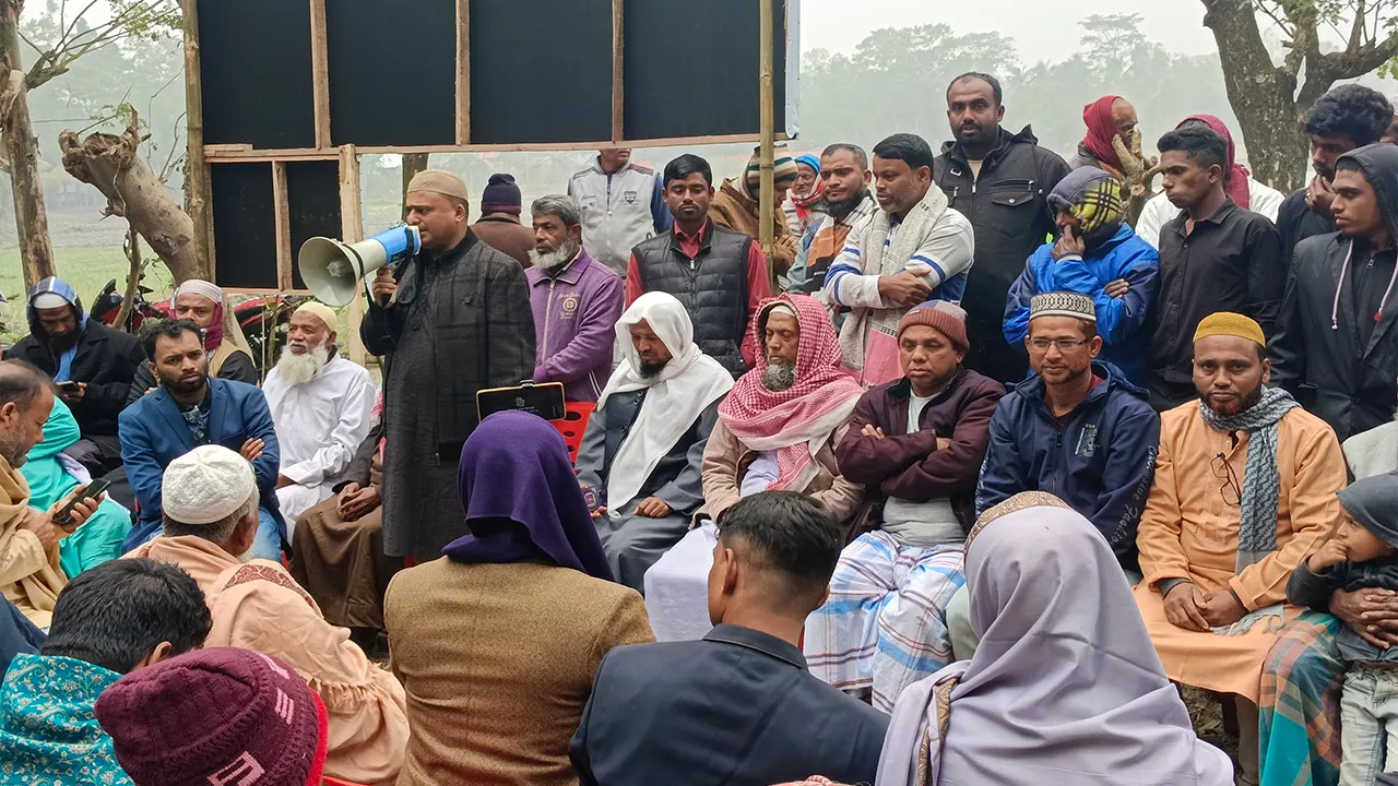 এলাকাবাসী ও গণ্যমান্যদের উপস্থিতিতে মসজিদ তৈরির কাজ উদ্বোধন করা হয়। ছবি : কালবেলা
