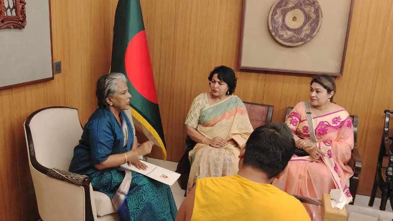 সমাজ কল্যাণ উপদেষ্টার সঙ্গে পুনাকের সভানেত্রী আফরোজা হেলেনের সাক্ষাৎ। ছবি : কালবেলা