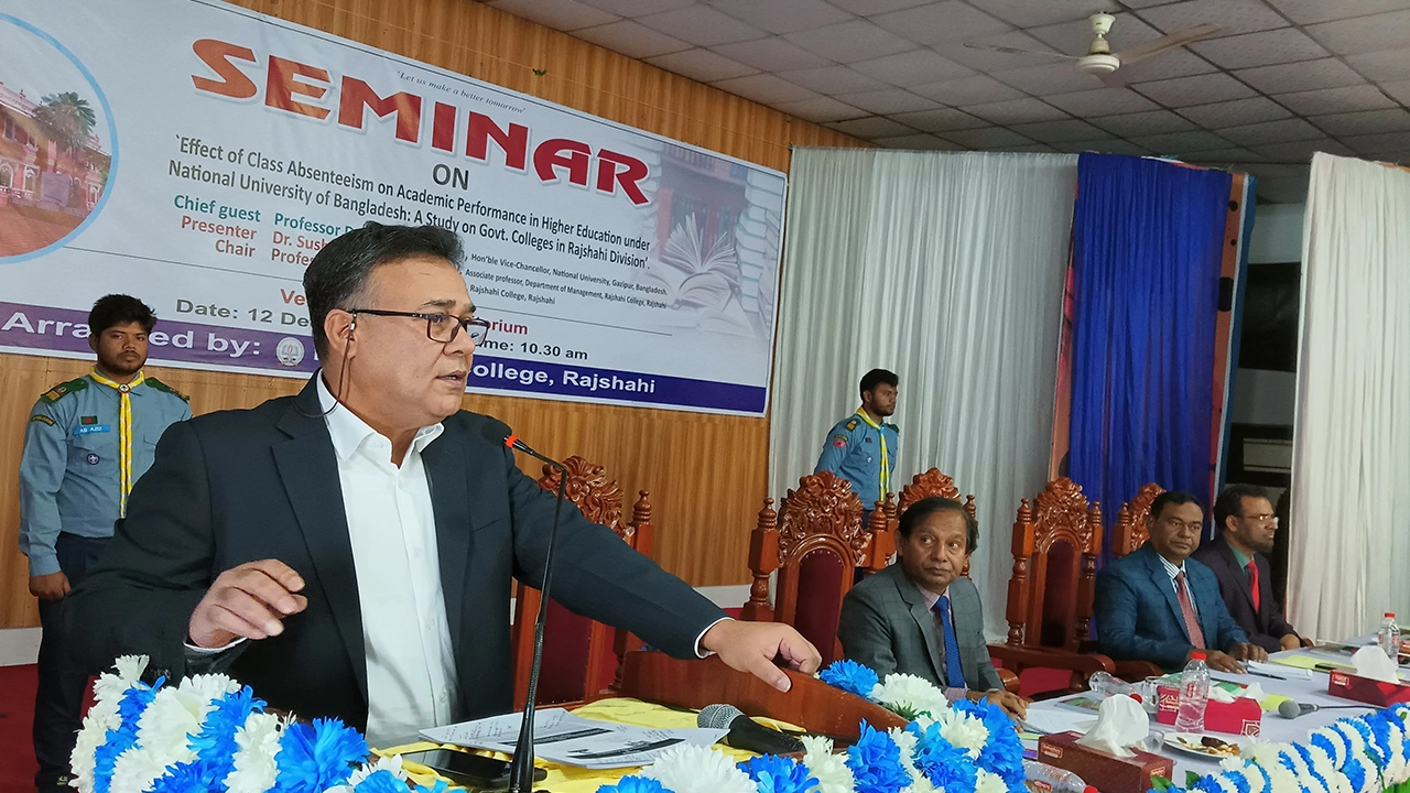 রাজশাহী কলেজ মিলনায়তনে এক সেমিনারে বক্তব্য রাখেন জাতীয় বিশ্ববিদ্যালয়ের উপাচার্য অধ্যাপক ড. এএসএম আমানুল্লাহ। ছবি : কালবেলা