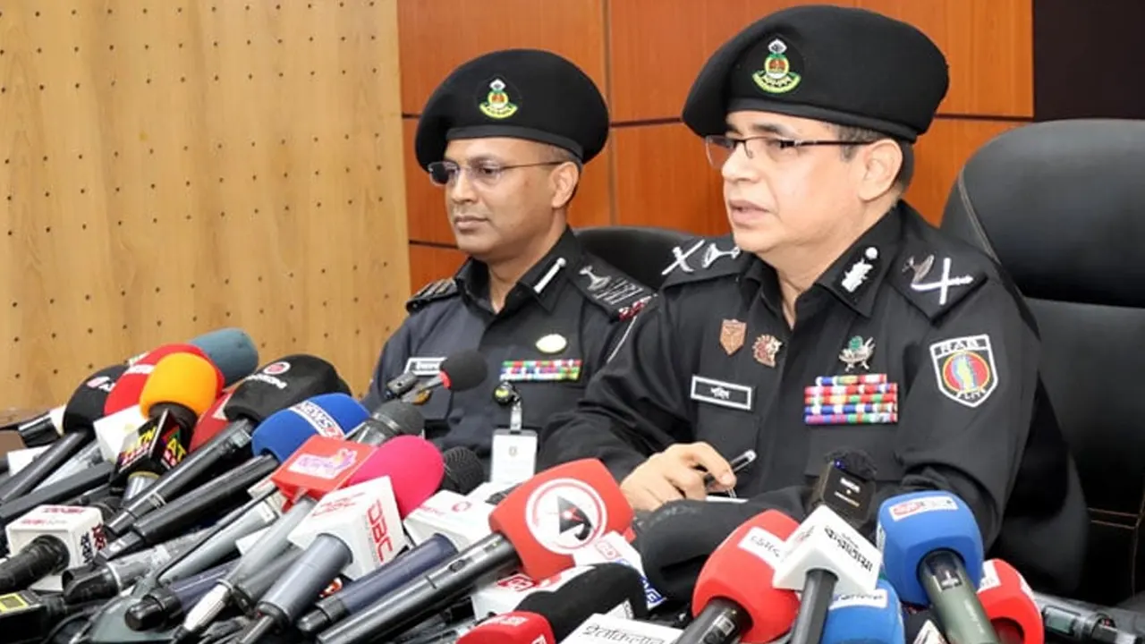 সংবাদ সম্মেলনে র‍্যাব মহাপরিচালক অতিরিক্ত আইজিপি একেএম শহিদুর রহমান। ছবি : সংগৃহীত