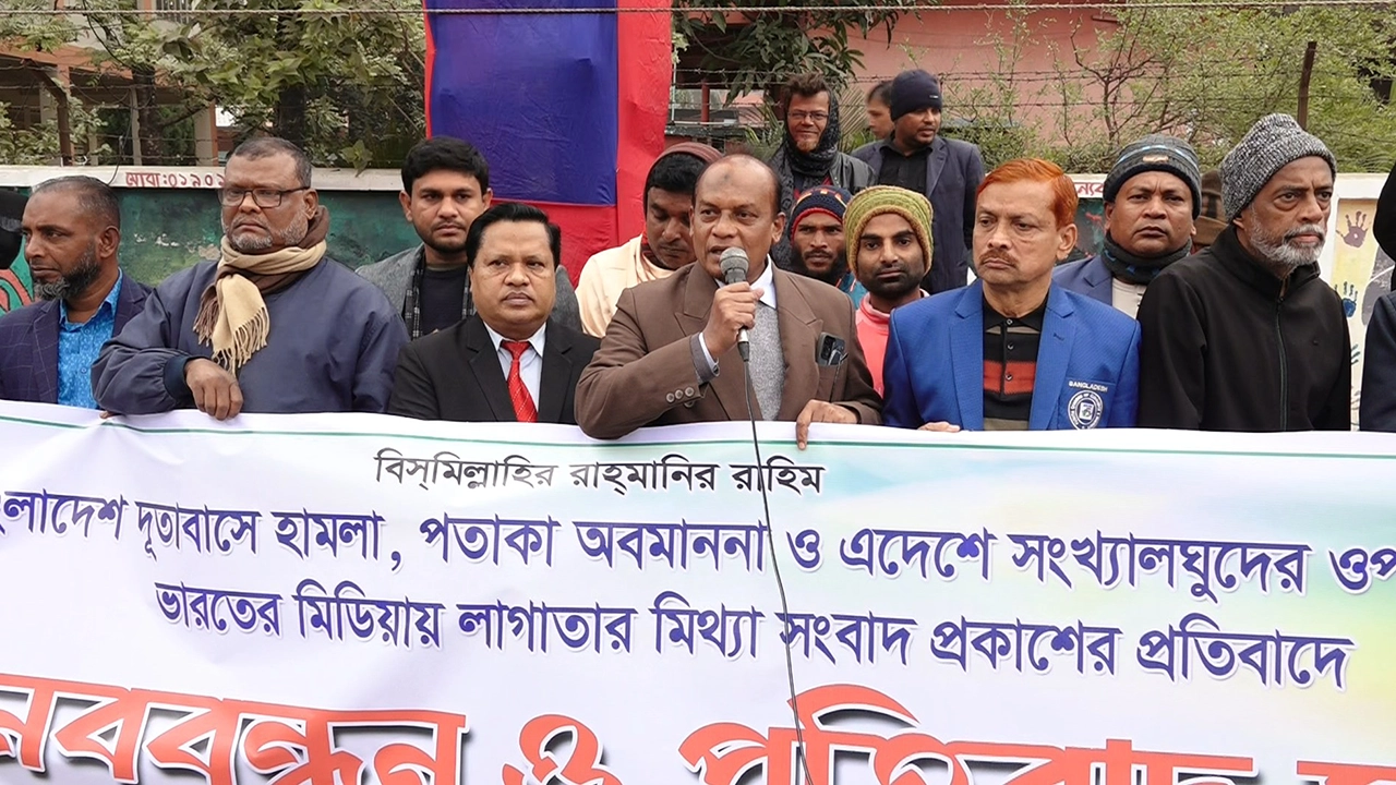 কুষ্টিয়া শহরের প্রধান সড়ক সংলগ্ন ফায়ার সার্ভিস অফিসের সামনে ঘণ্টাব্যাপী মানববন্ধন। ছবি : কালবেলা