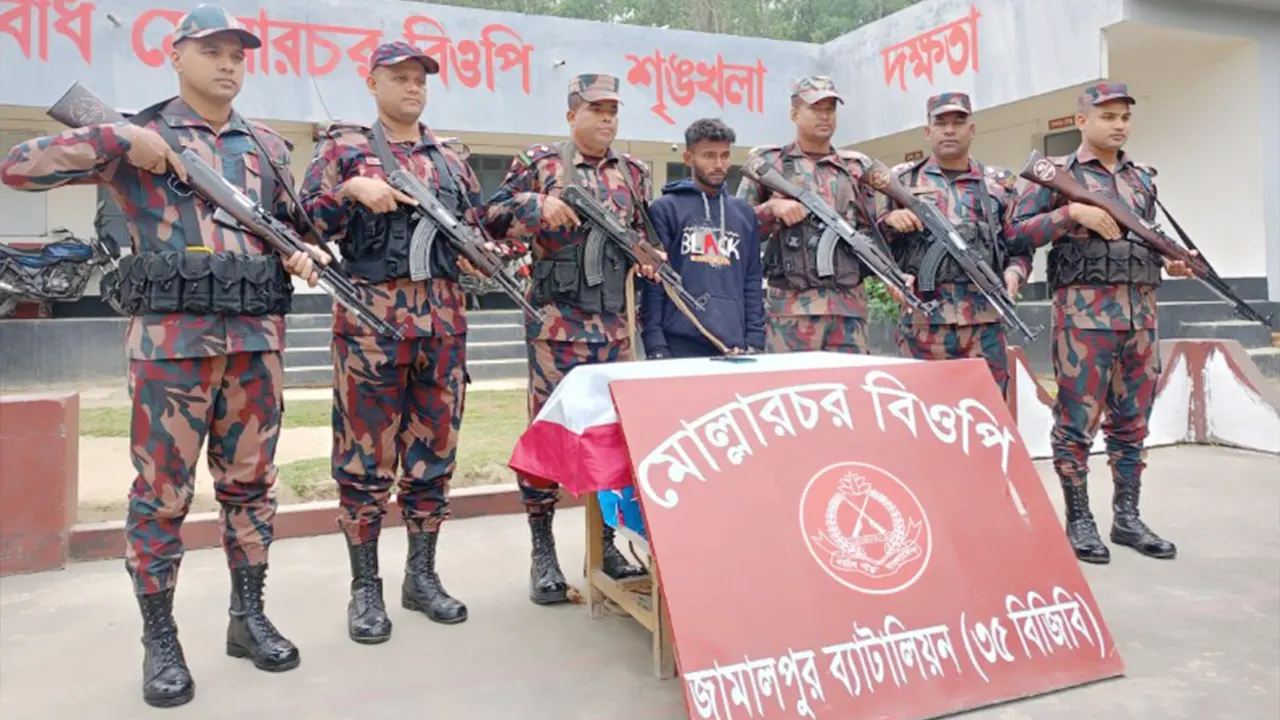 ভারতে অনুপ্রবেশের সময় যুবককে আটক করে বিজিবি। ছবি : কালবেলা