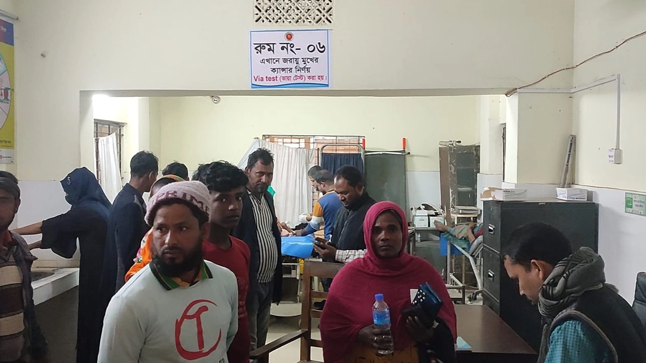 ব্রাহ্মণবাড়িয়ার নাসিরনগরে মাদক কারবারিদের সঙ্গে সংঘর্ষের ঘটনায় হাসপাতালের চিত্র। ছবি : কালবেলা