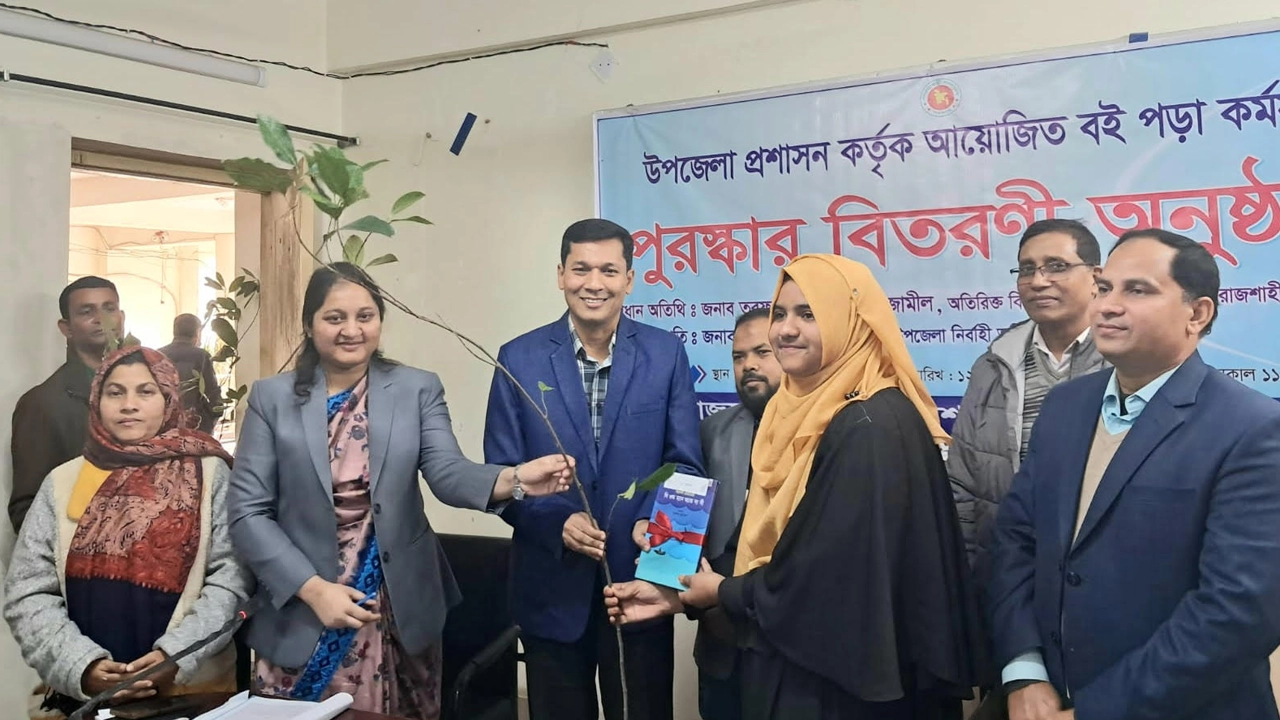 শিক্ষার্থীদের হাতে পুরস্কার ও গাছ তুলে দিচ্ছেন অতিথিরা। ছবি : কালবেলা