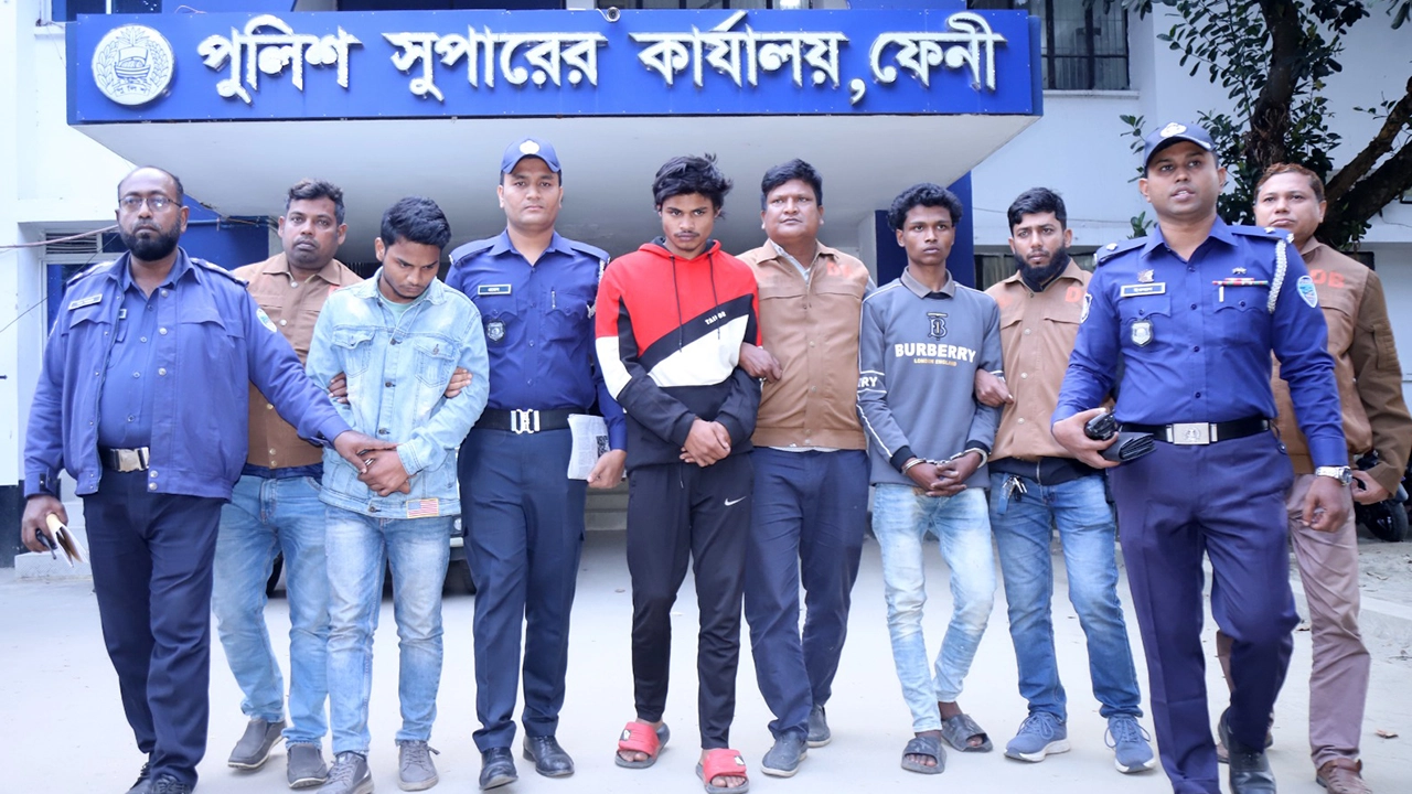 ফেনীতে শিশু হত্যার ঘটনায় আটকরা। ছবি : কালবেলা