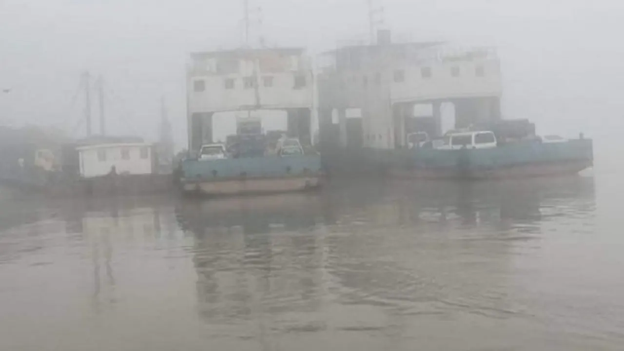 দৌলতদিয়া-পাটুরিয়া নৌরুটে ফেরি চলাচল বন্ধ। ছবি : সংগৃহীত