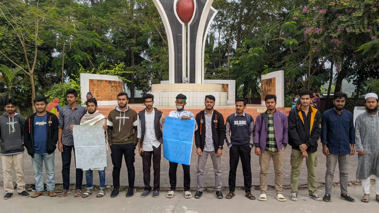 পোষ্য কোটা বাতিল চেয়ে নোয়াখালী বিজ্ঞান ও প্রযুক্তি বিশ্ববিদ্যালয়ে (নোবিপ্রবি) শিক্ষার্থীদের মানববন্ধন। ছবি : কালবেলা