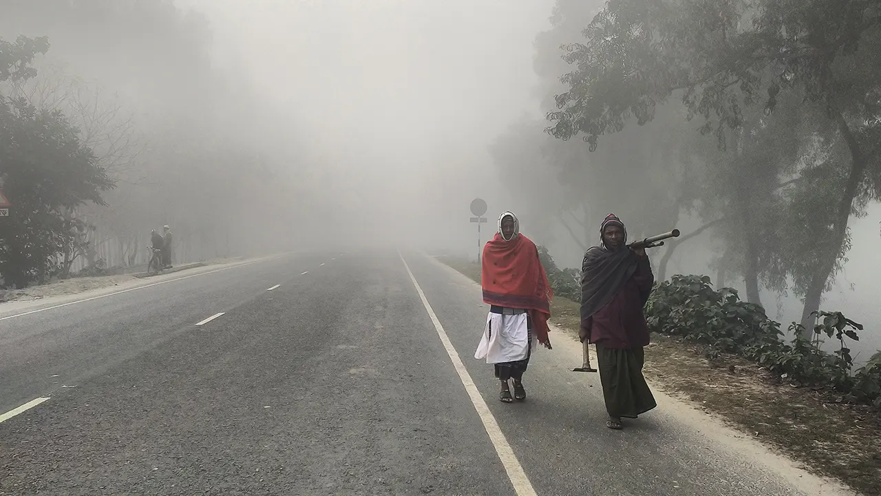 ঘনকুয়াশায় ঢেকে গেছে কুড়িগ্রাম। ছবি : কালবেলা