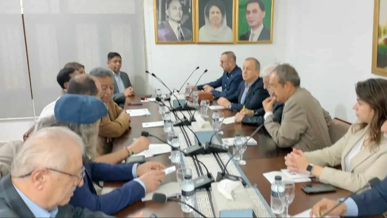 তুরস্কের ১৬ সদস্য প্রতিনিধির সঙ্গে গুলশানে বিএনপির বৈঠক চলছে। ছবি : কালবেলা