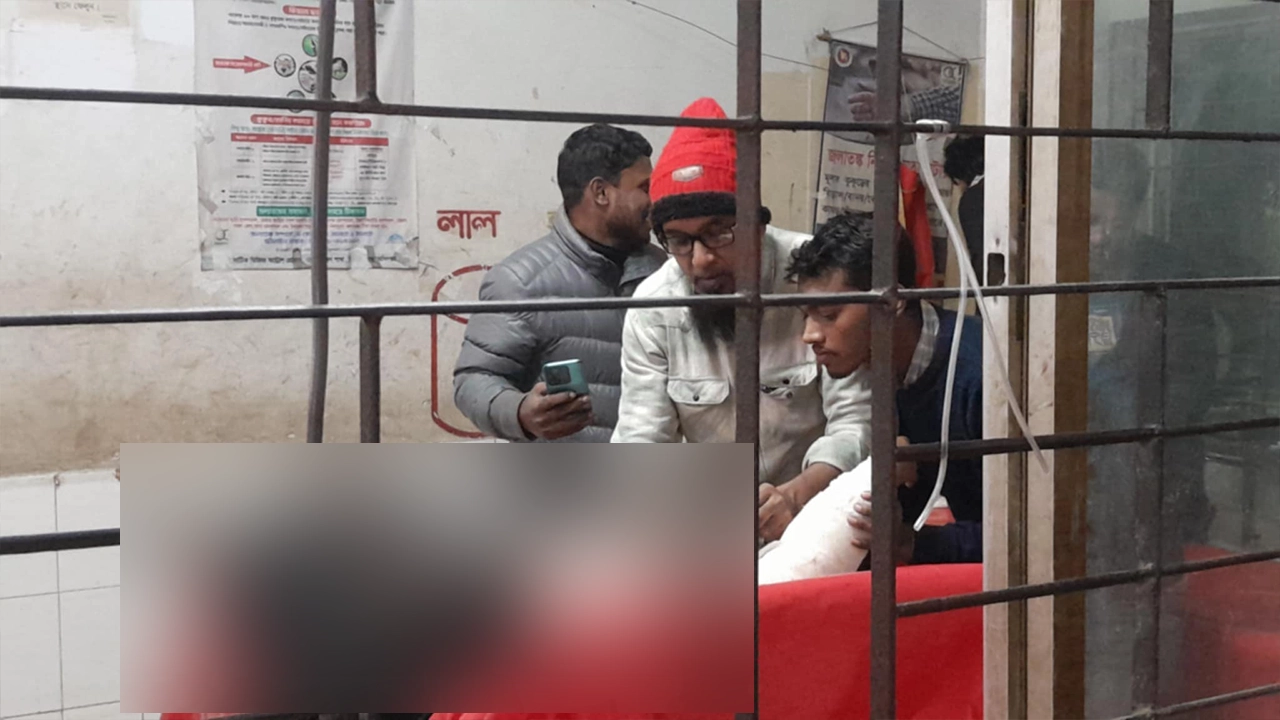 হাসপাতালে চিকিৎসা নেন আহত পুষ্প। ছবি : কালবেলা