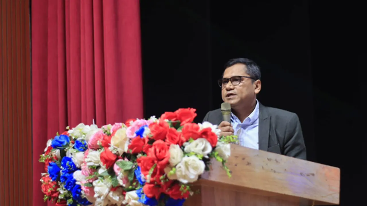 আয়োজিত সেমিনারে বক্তব্য রাখছেন ডা. আ ন ম মনোয়ারুল কাদির বিটু। ছবি : কালবেলা