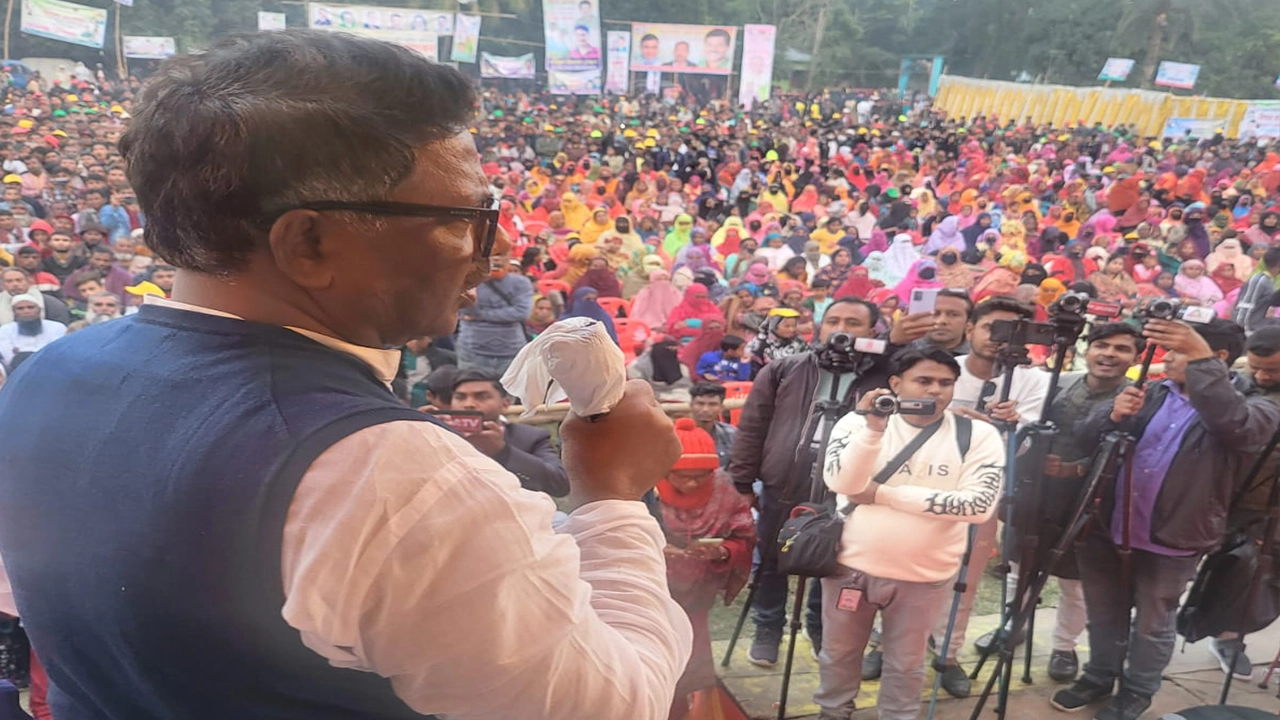 নাটোরে জনসভায় বক্তব্য দেন রুহুল কুদ্দুস তালুকদার দুলু। ছবি : কালবেলা