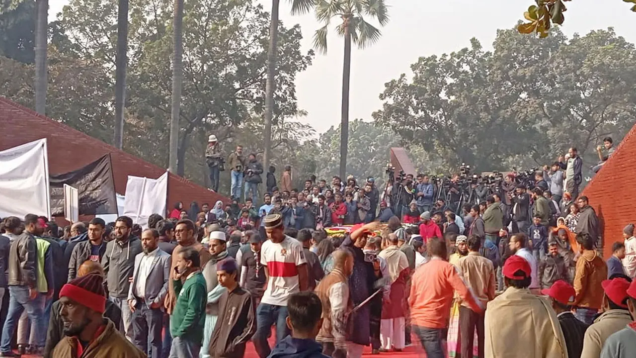 বুদ্ধিজীবী স্মৃতিসৌধে জনতার ঢল। ছবি : সংগৃহীত